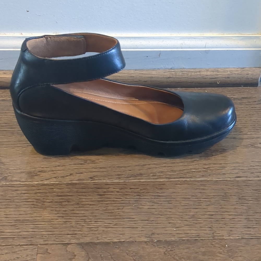 Clarks Black Ankle-Strap Leather Wedge Pumps, Size 8.5 - Picture 3 of 4